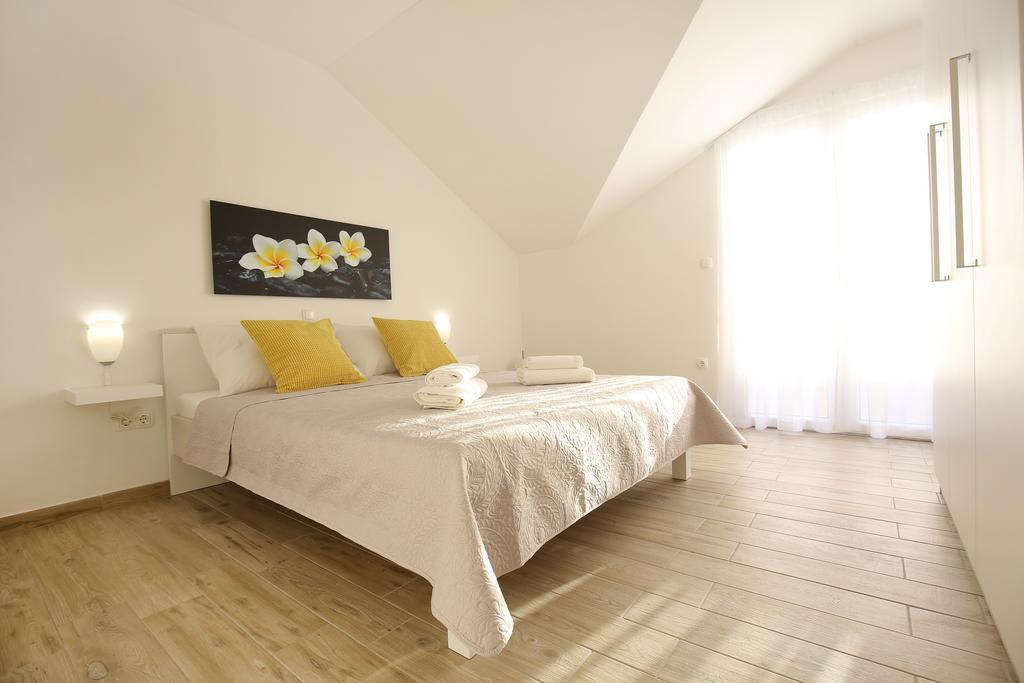 Apartments Nada Sukosan Bagian luar foto